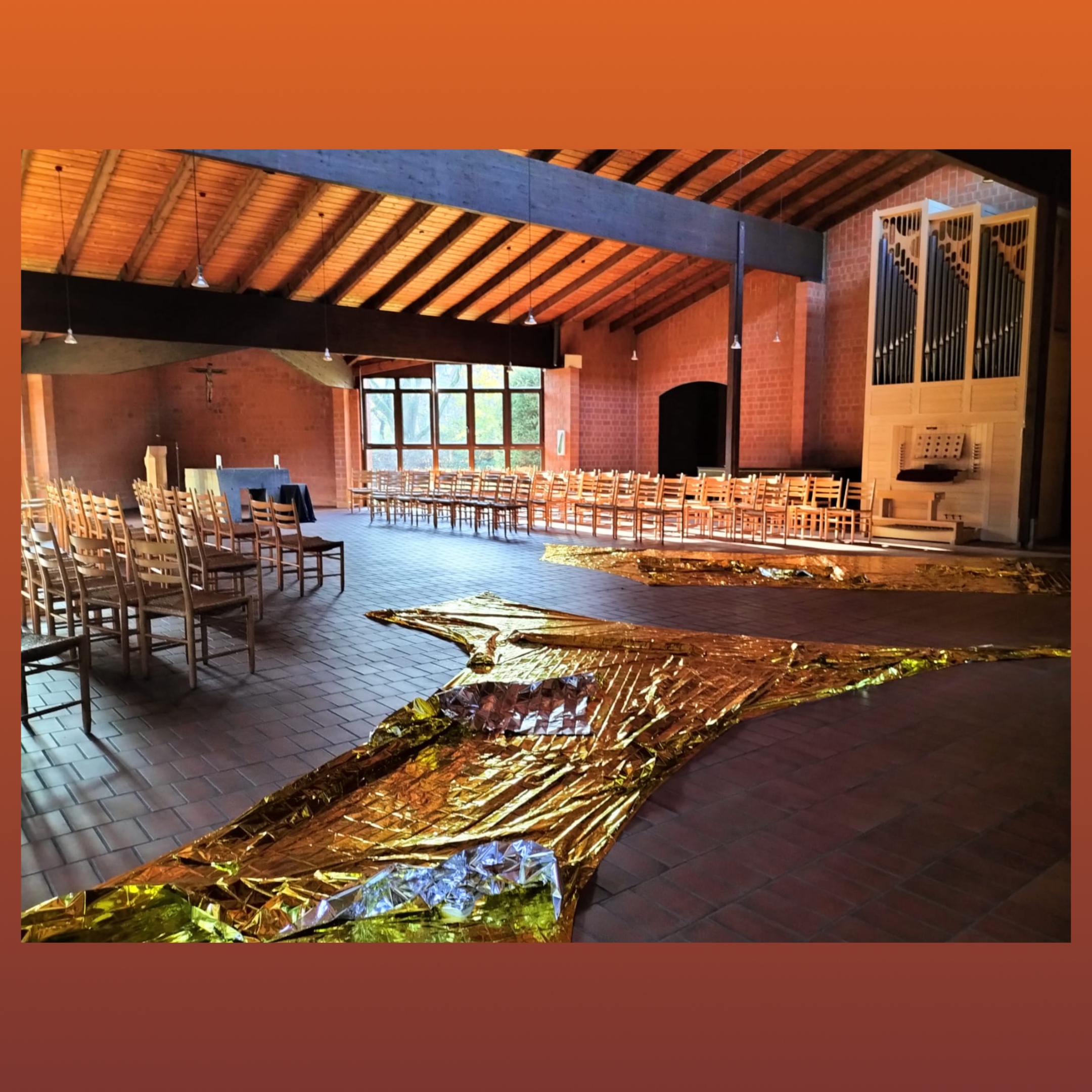 Goldene Folie liegt in Halbkreisen geformt iim Kirchenraum.