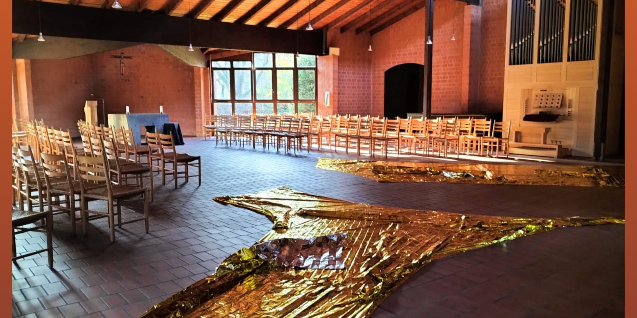 Goldene Folie liegt in Halbkreisen geformt iim Kirchenraum.