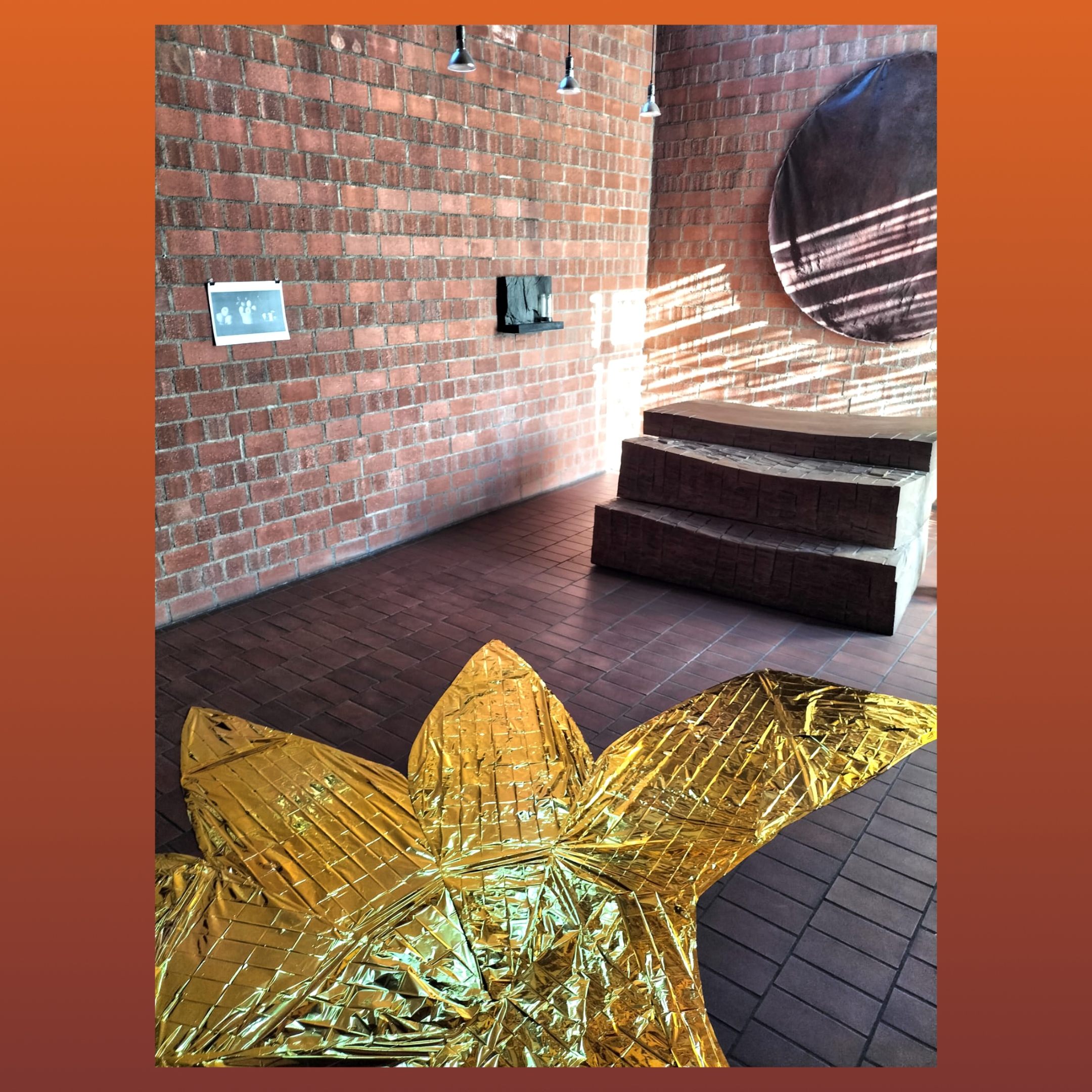 Goldene Folie liegt in Halbkreisen geformt iim Kirchenraum.