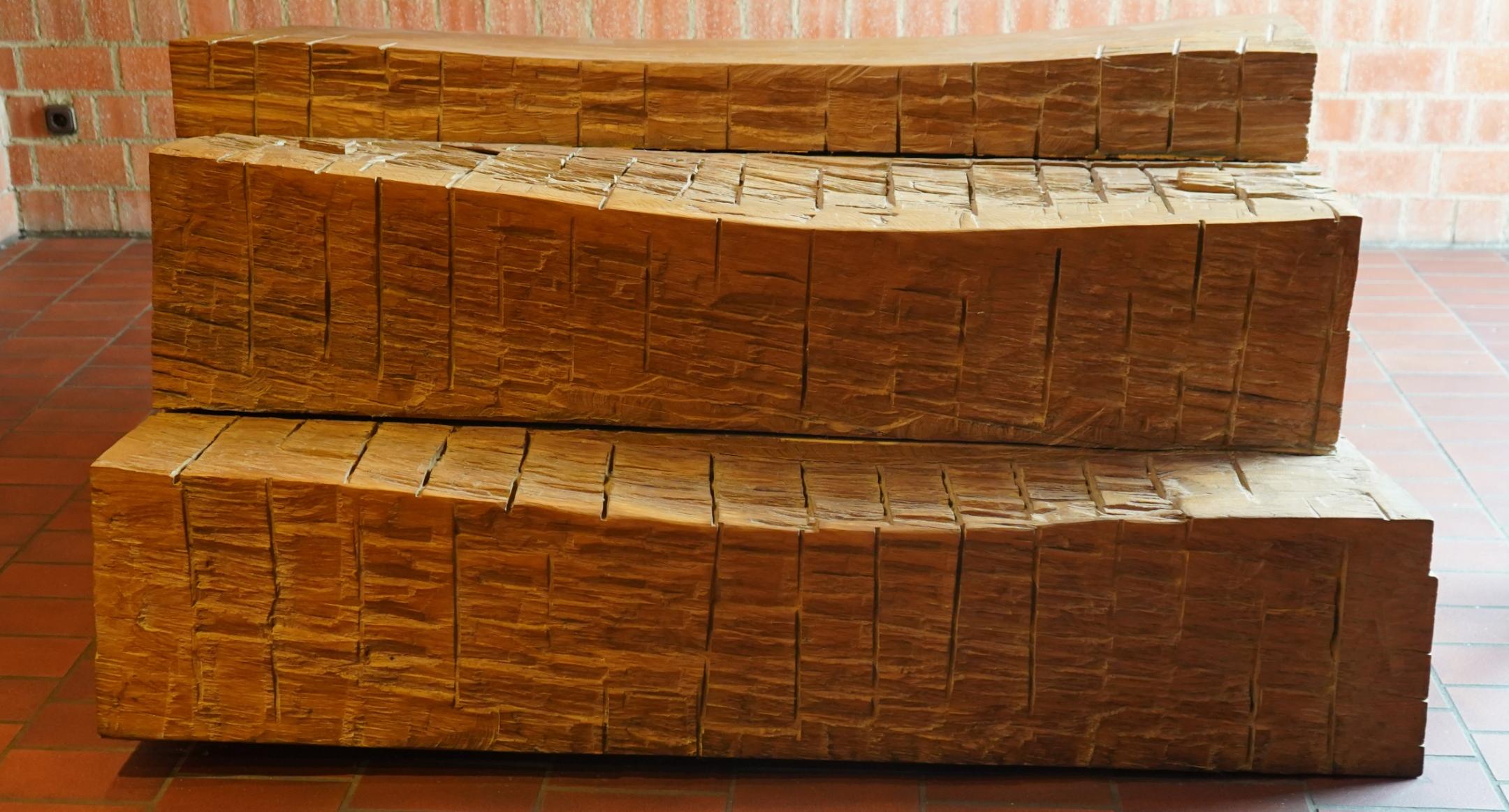 Dreistufiger Holzaltar mit sichtbaren Bearbeitungsspuren