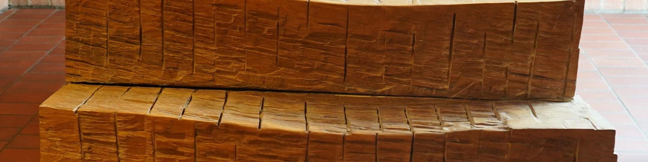 Dreistufiger Holzaltar mit sichtbaren Bearbeitungsspuren