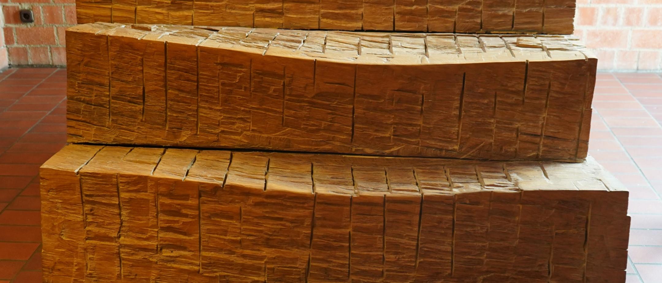 Dreistufiger Holzaltar mit sichtbaren Bearbeitungsspuren