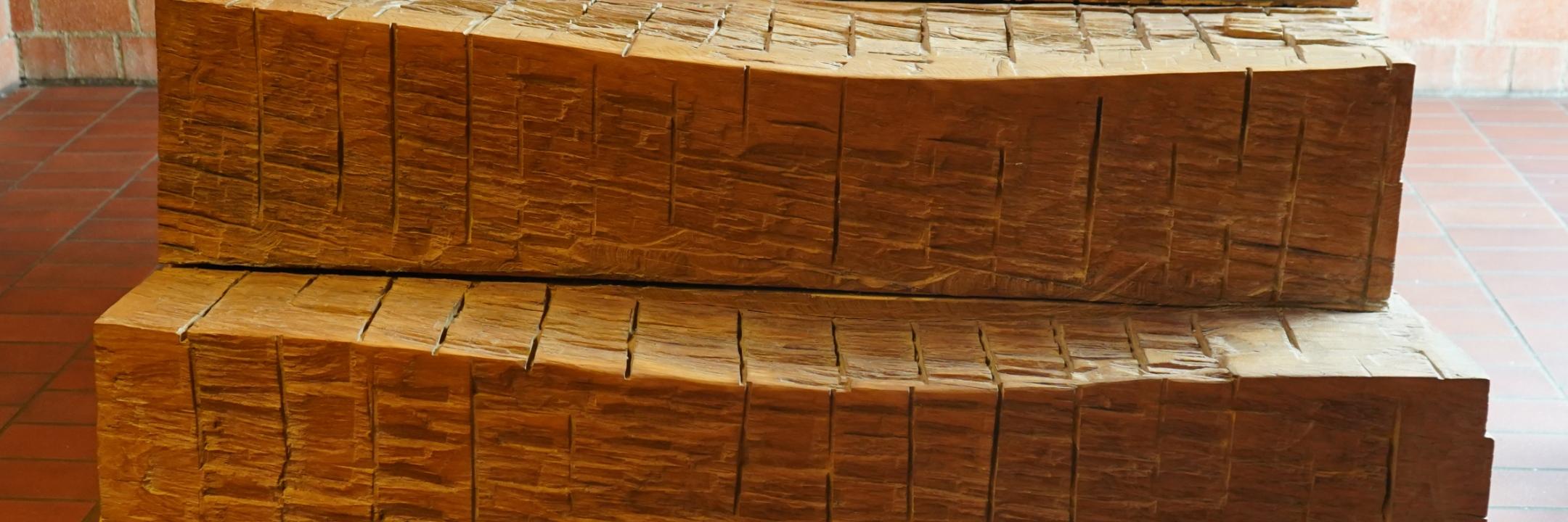 Dreistufiger Holzaltar mit sichtbaren Bearbeitungsspuren