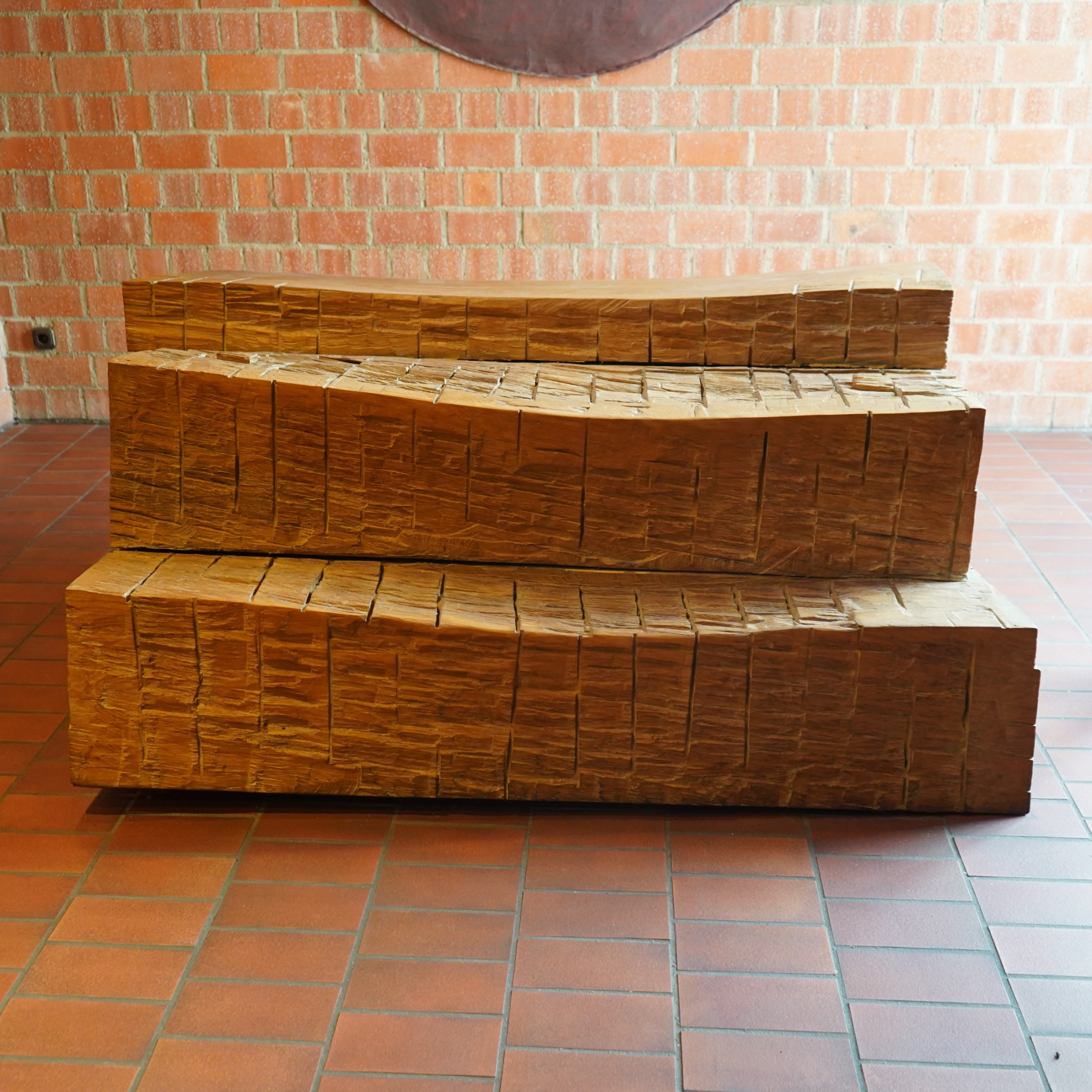 Dreistufiger Holzaltar mit sichtbaren Bearbeitungsspuren