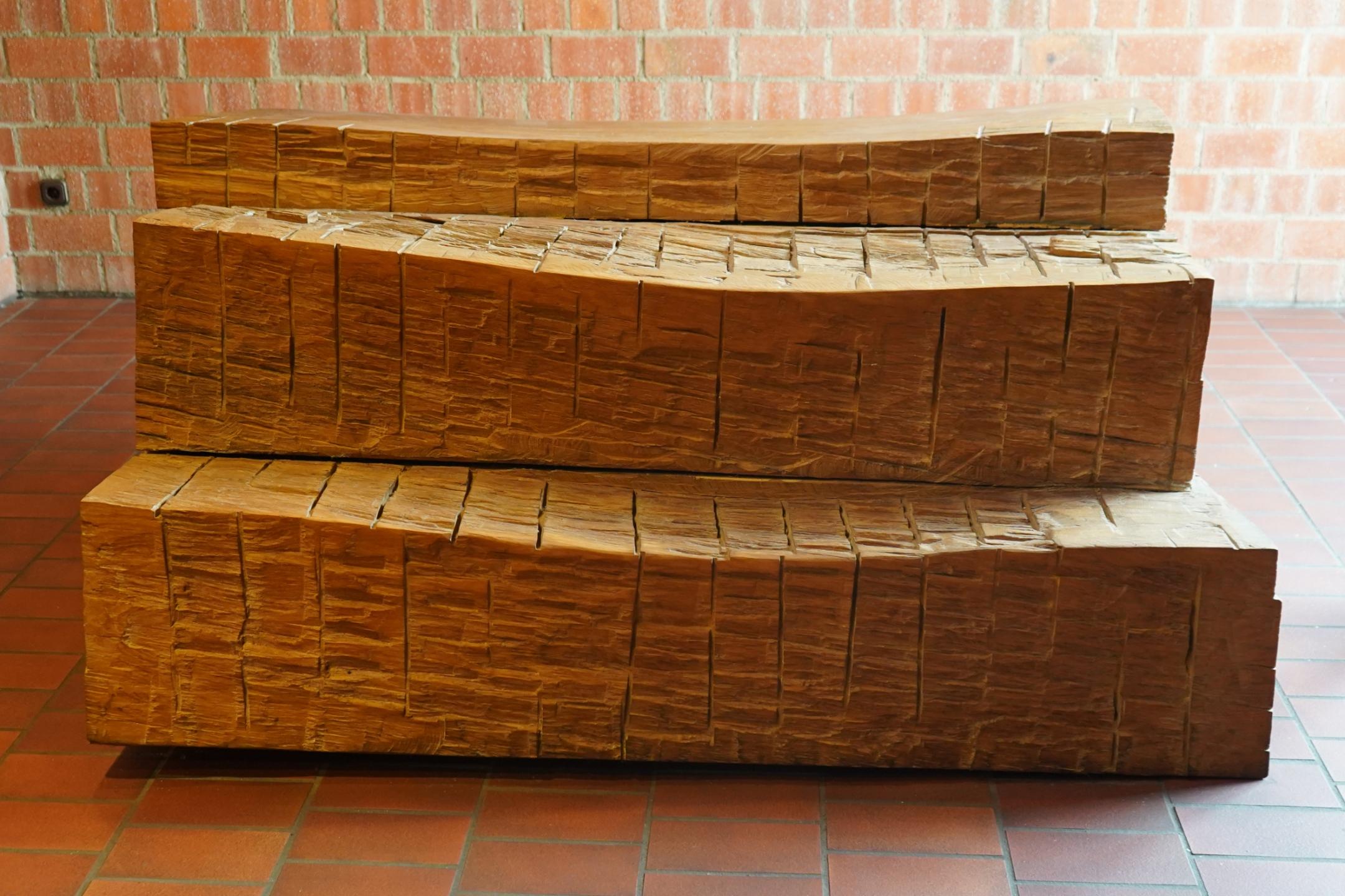 Dreistufiger Holzaltar mit sichtbaren Bearbeitungsspuren