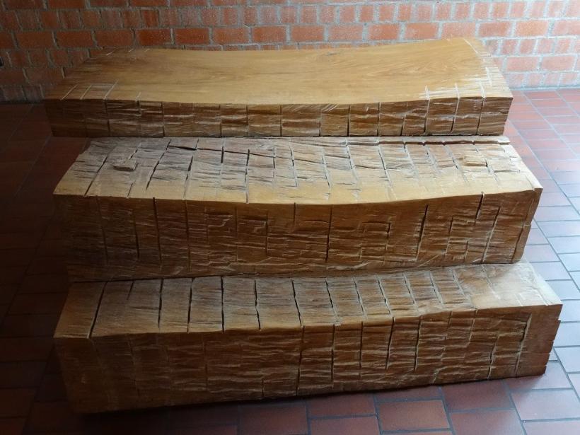 Dreistufiger Holzaltar mit sichtbaren Bearbeitungsspuren