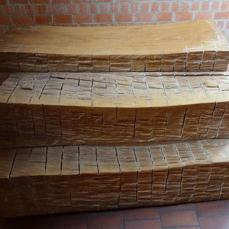 Dreistufiger Holzaltar mit sichtbaren Bearbeitungsspuren
