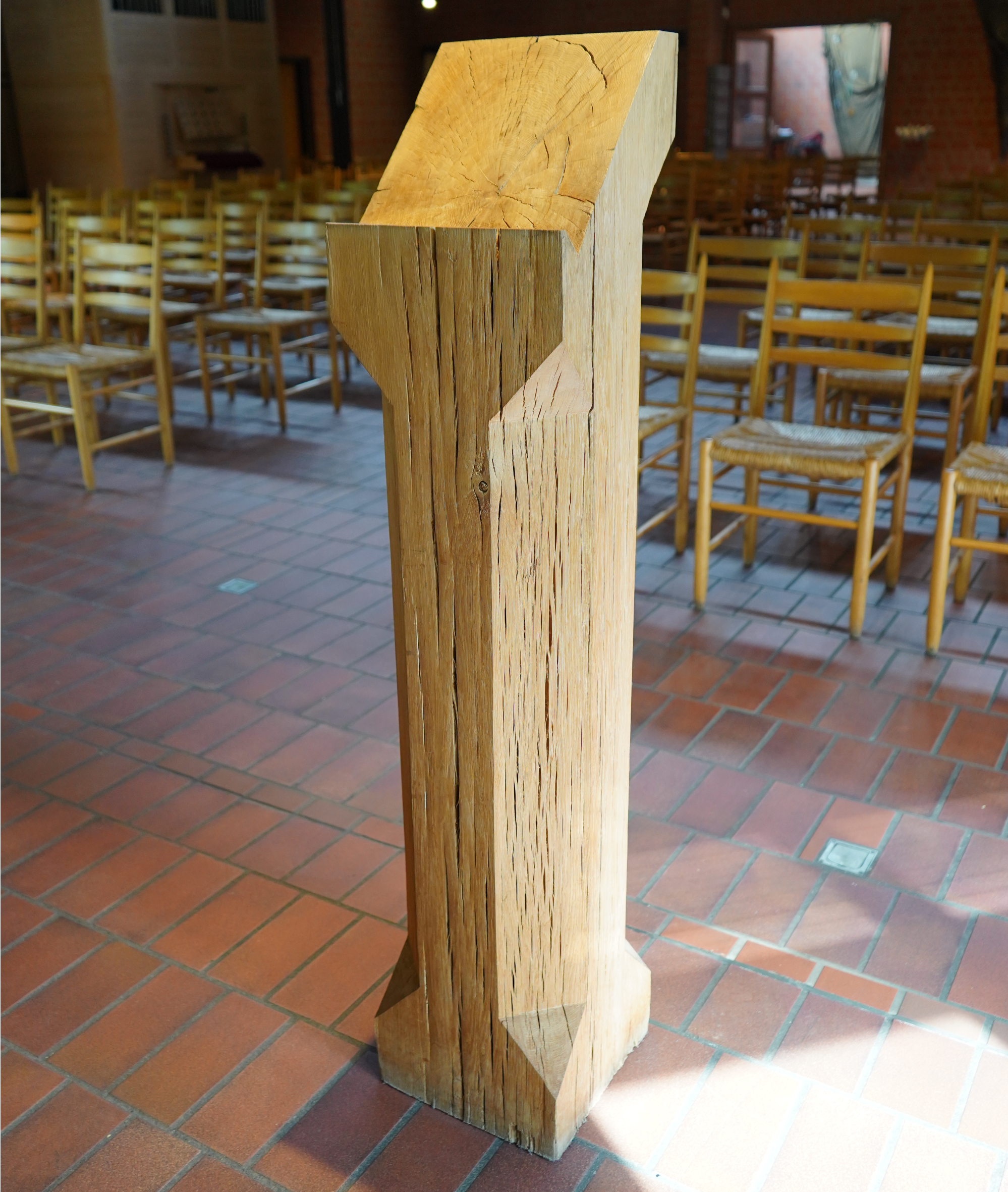 Ambo (= Lesepult) aus rissigem Eichenholz in säulenartiger Form