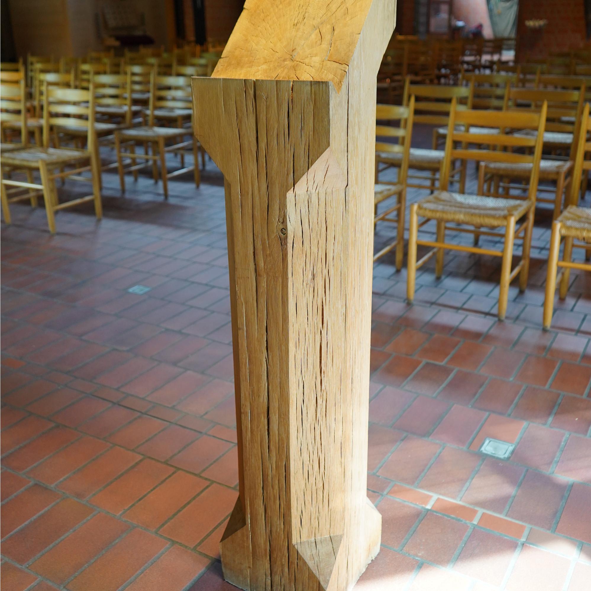 Ambo (= Lesepult) aus rissigem Eichenholz in säulenartiger Form