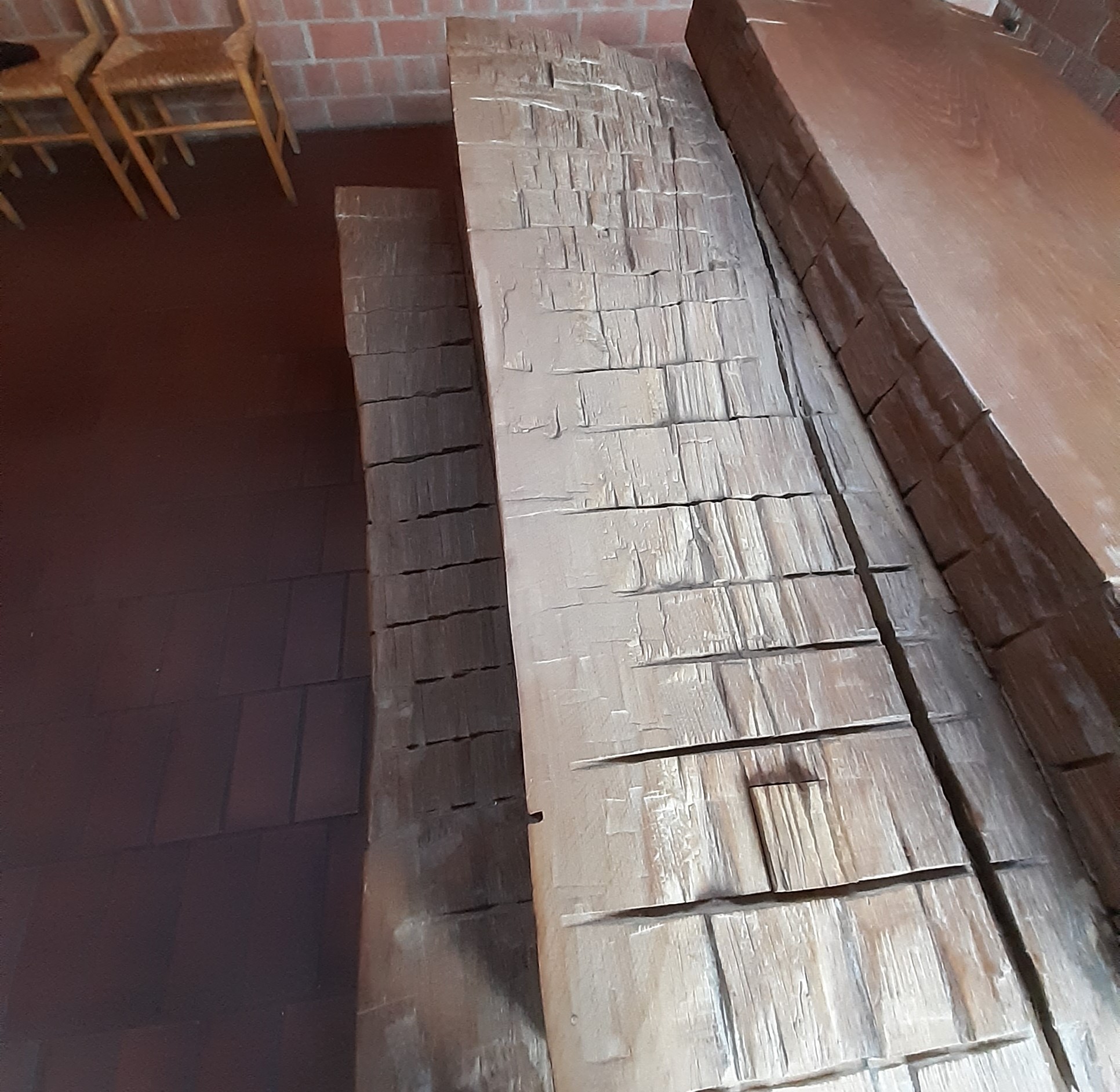 Dreistufiger Holzaltar mit sichtbaren Bearbeitungsspuren