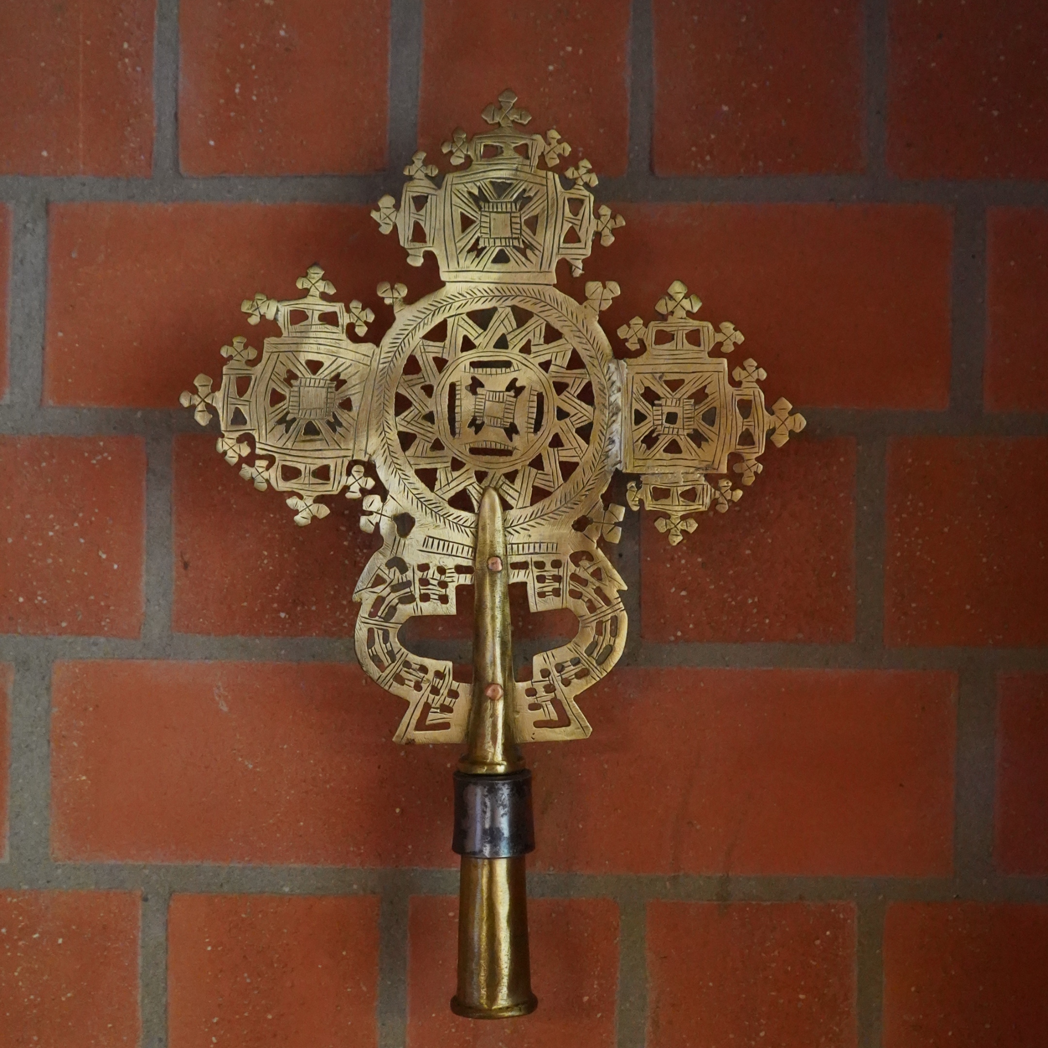 Kreuz aus Metall mit vielen Ornamenten verziert