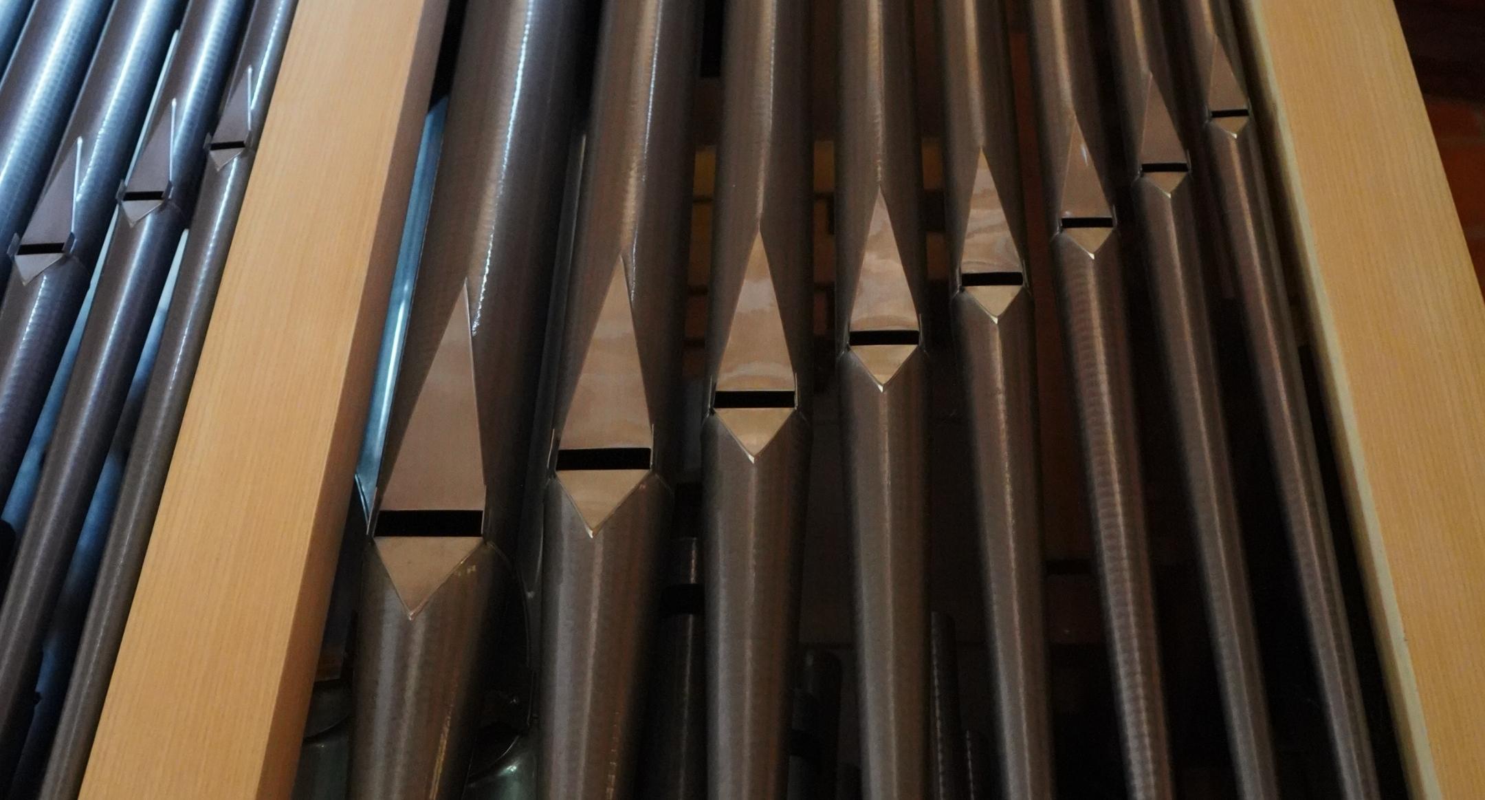 acht Orgelpfeifen im Rahmen der Orgel