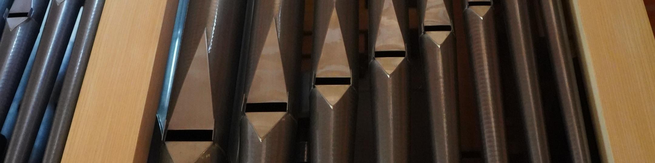 acht Orgelpfeifen im Rahmen der Orgel