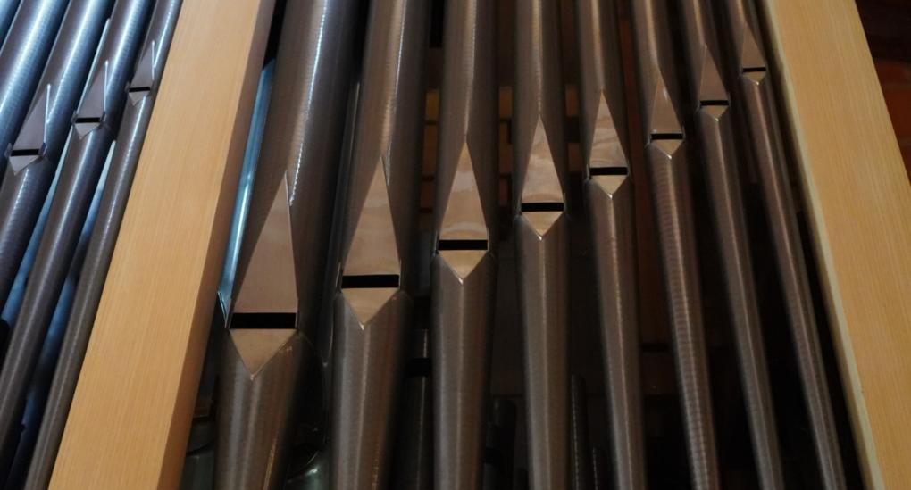 acht Orgelpfeifen im Rahmen der Orgel
