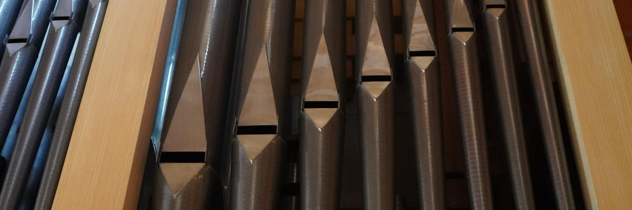 acht Orgelpfeifen im Rahmen der Orgel