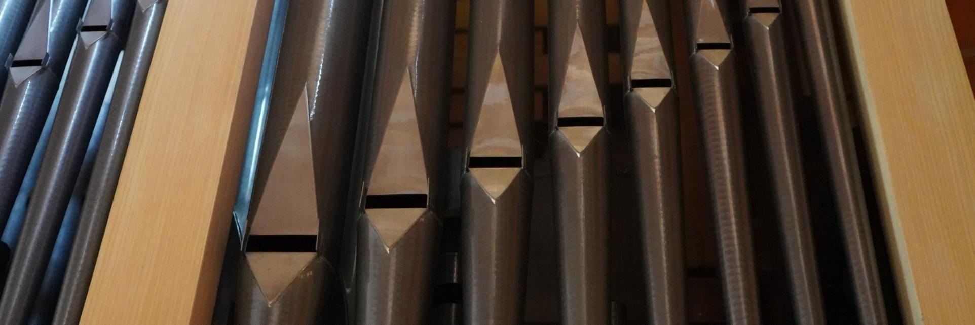 acht Orgelpfeifen im Rahmen der Orgel