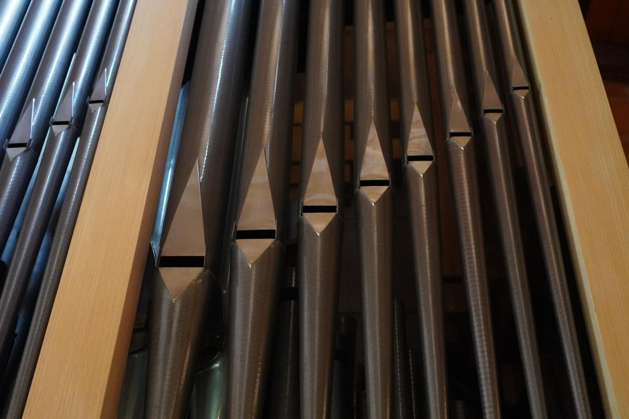 acht Orgelpfeifen im Rahmen der Orgel