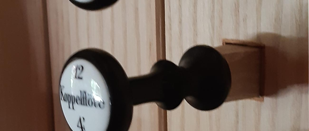 Drei Registerknöpfe der Orgel