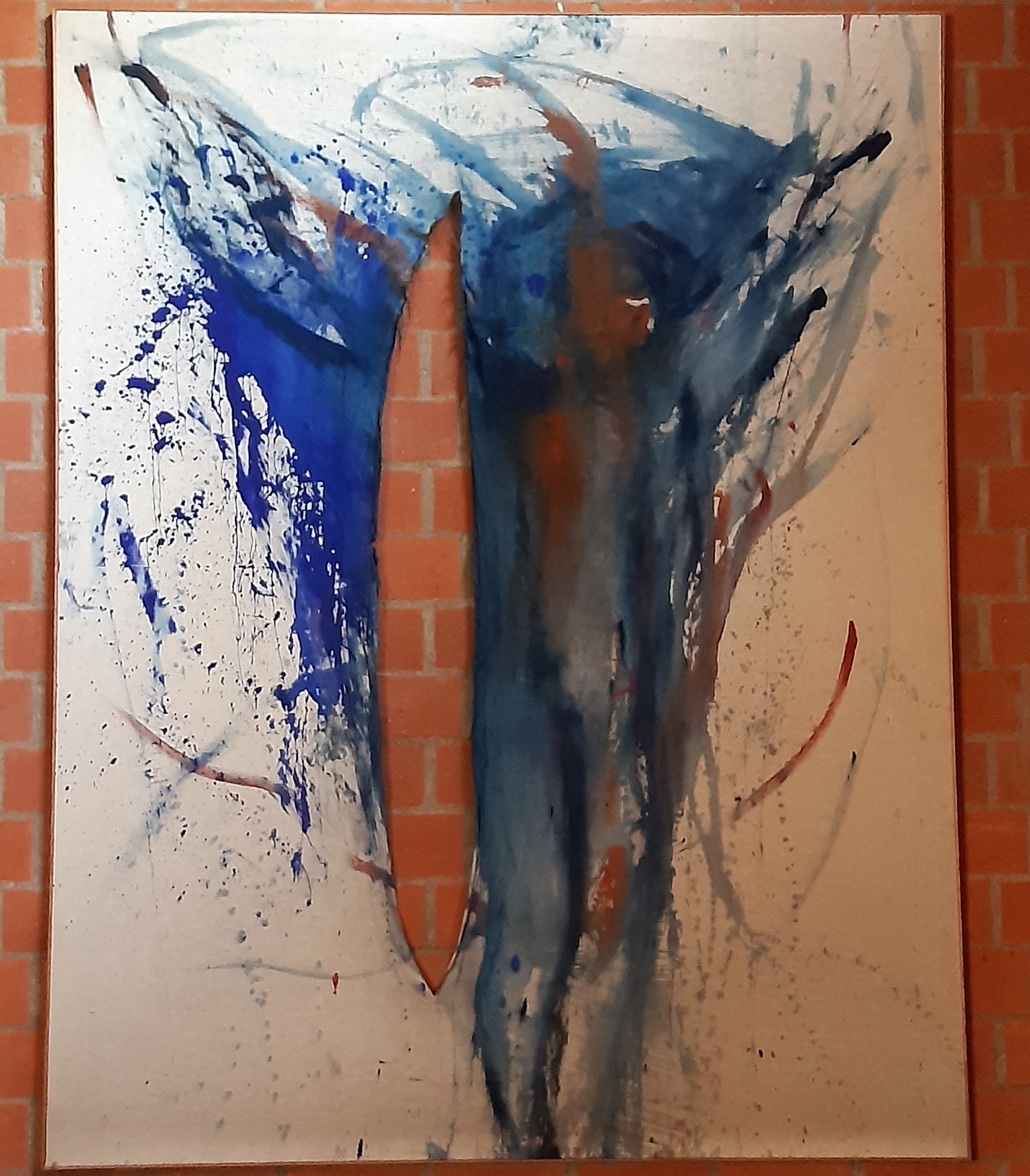 Leinwand mit senkrechtem Riss, energisch gemalte Dreiecksform mit menschlicher Silhouette