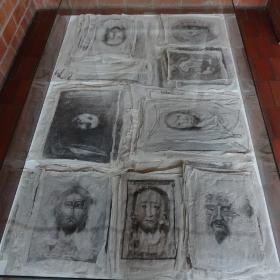 Kirche-Pax - Salve sancta facies, Dorothee von Windheim-02 (c) Theo Pannen Bodenvitrine mit acht Stapeln Tücher, bedruckt mit dem Antlitz Christi