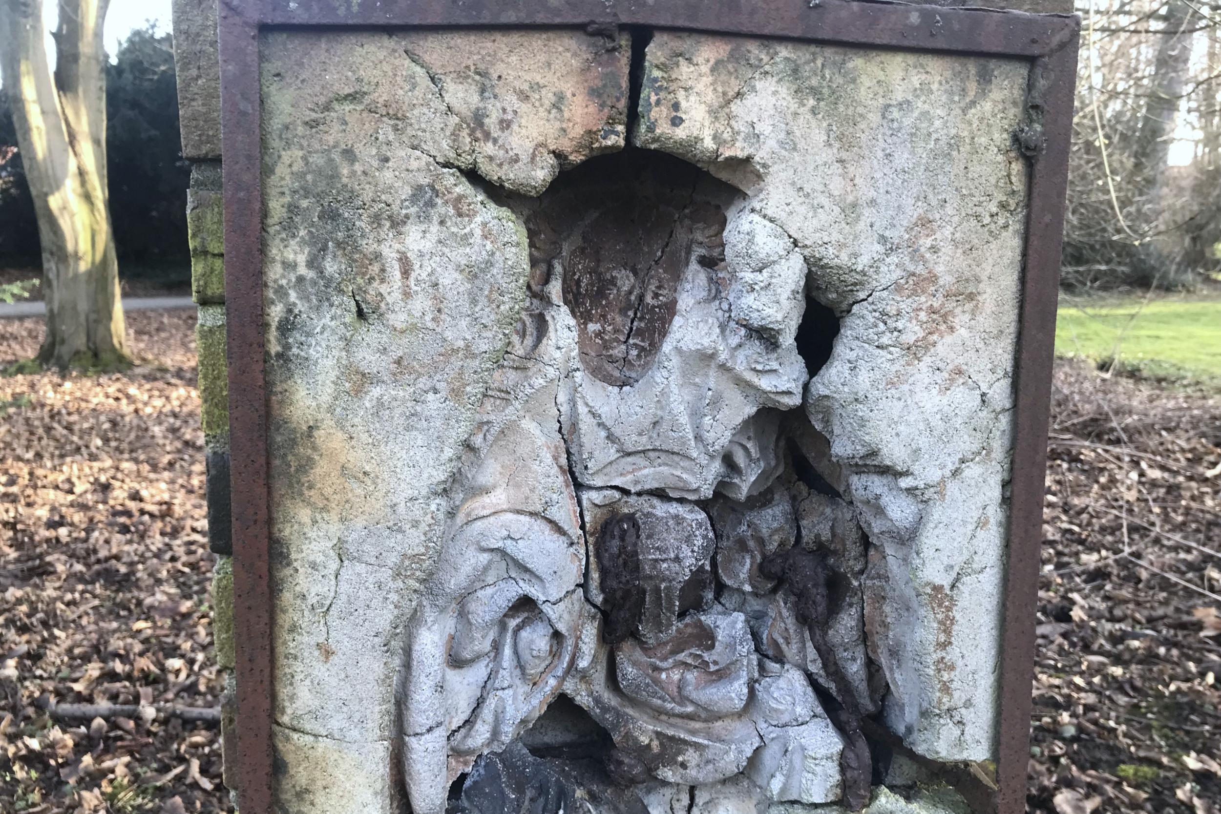 Virnich_Madonna: Negativ-Abdruck einer Madonnenfigur