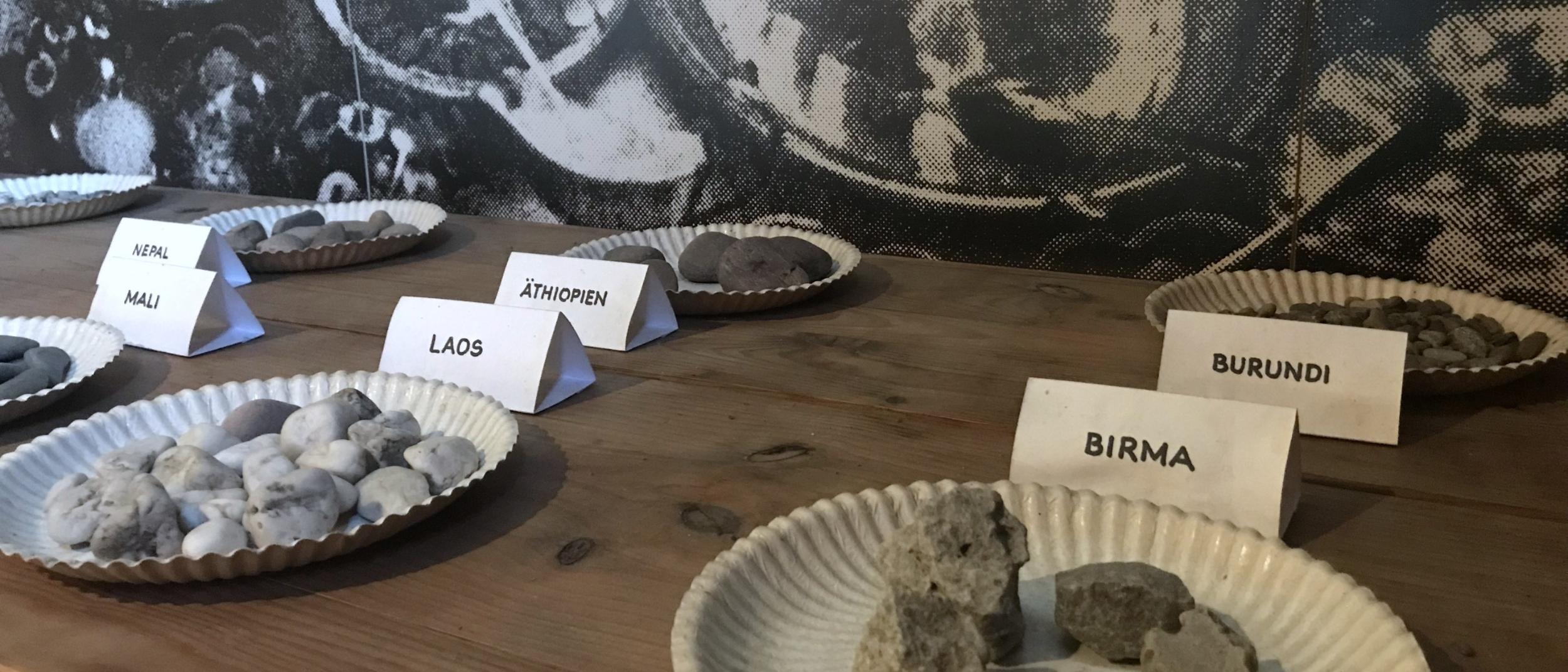 Staeck_Abendmahl: Steine auf Tellern, Beschriftung