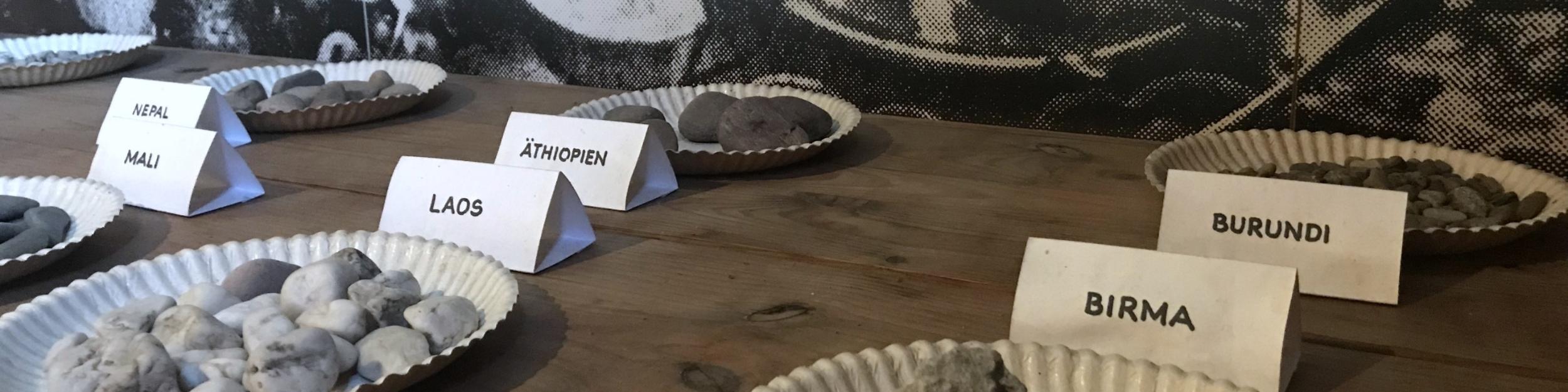 Staeck_Abendmahl: Steine auf Tellern, Beschriftung