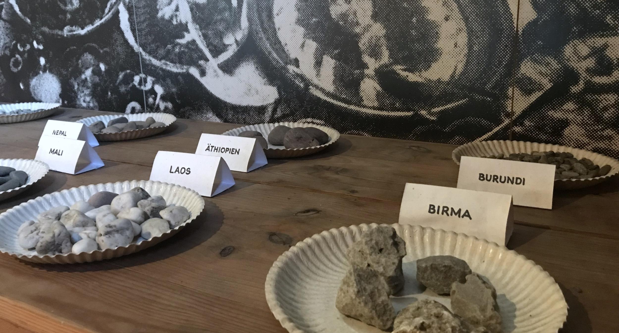 Staeck_Abendmahl: Steine auf Tellern, Beschriftung