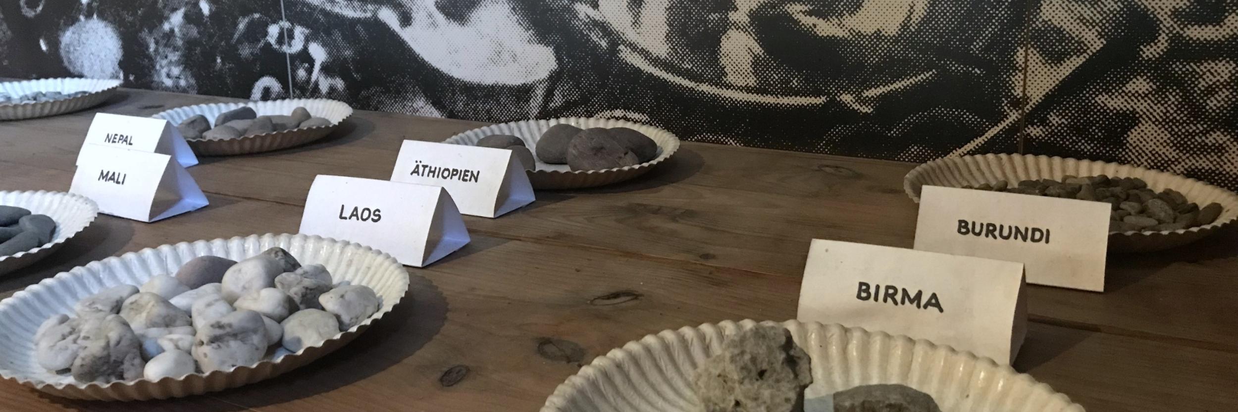 Staeck_Abendmahl: Steine auf Tellern, Beschriftung