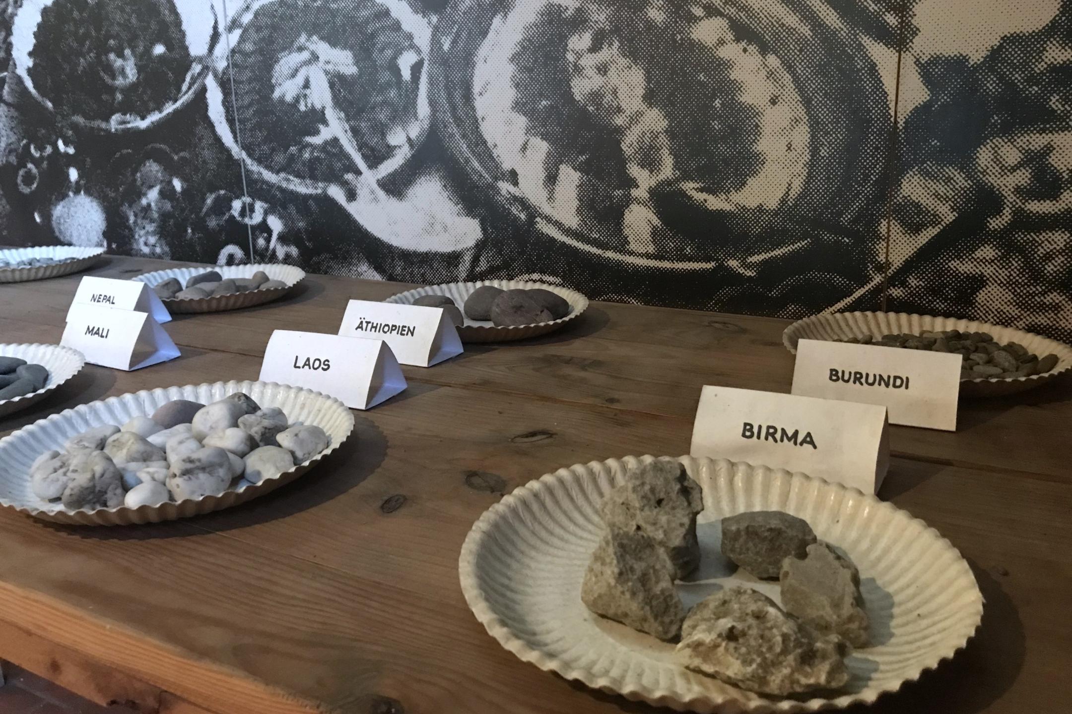 Staeck_Abendmahl: Steine auf Tellern, Beschriftung