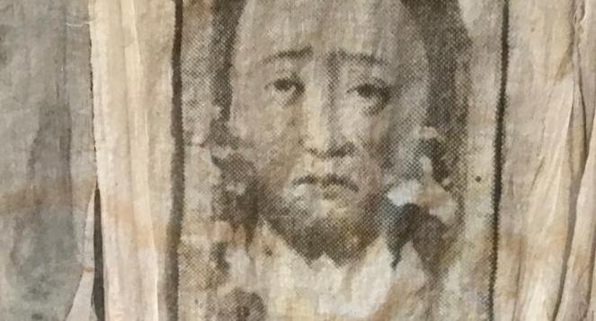 Ausschnitt: drei Gesichter in Tuch gedrückt