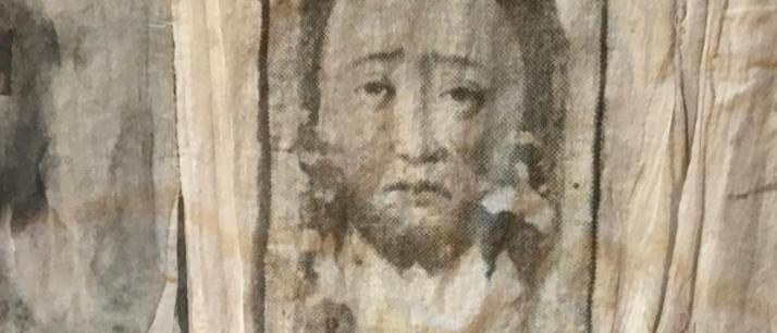 Ausschnitt: drei Gesichter in Tuch gedrückt