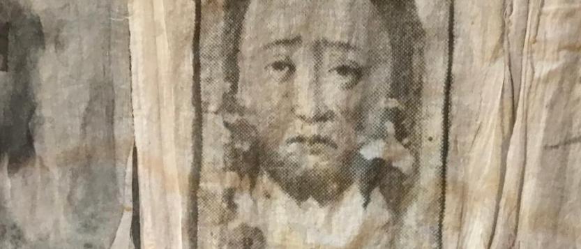 Ausschnitt: drei Gesichter in Tuch gedrückt