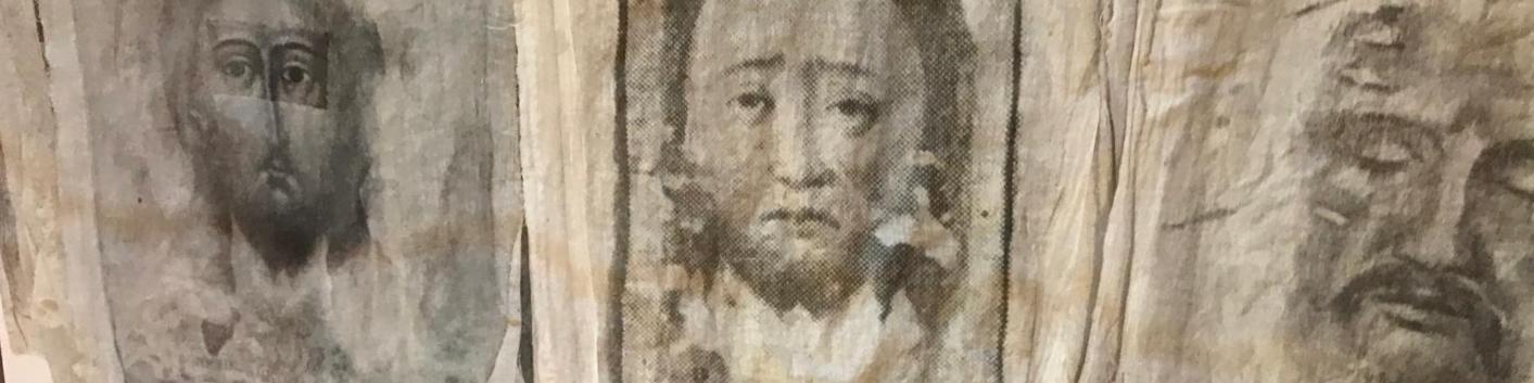 Ausschnitt: drei Gesichter in Tuch gedrückt