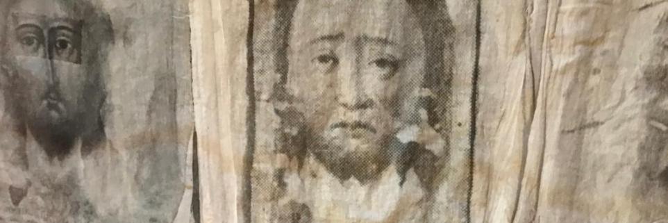 Ausschnitt: drei Gesichter in Tuch gedrückt