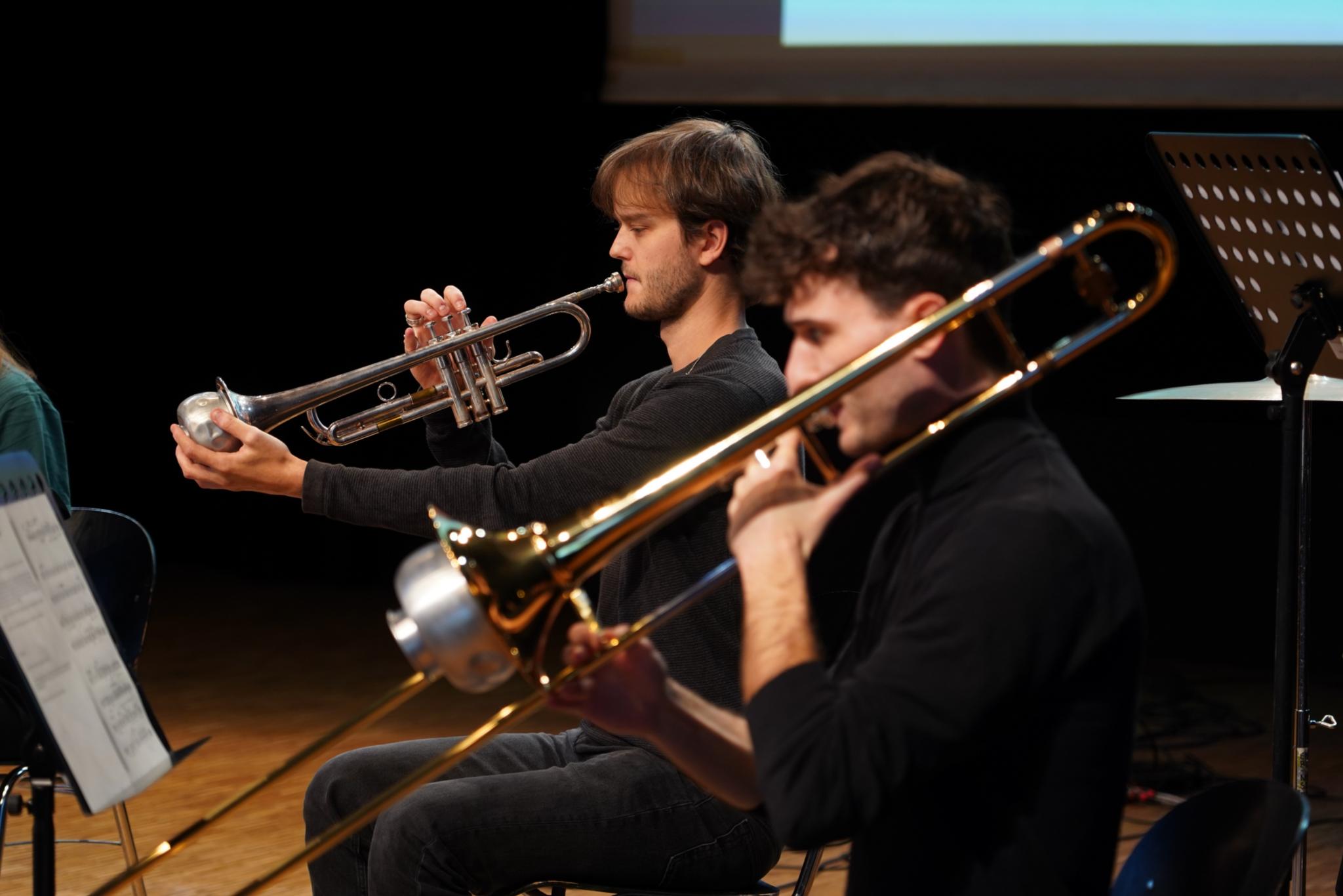 Zwei Musiker des Ensembles Studio Musikfabrik spielen Trompete.