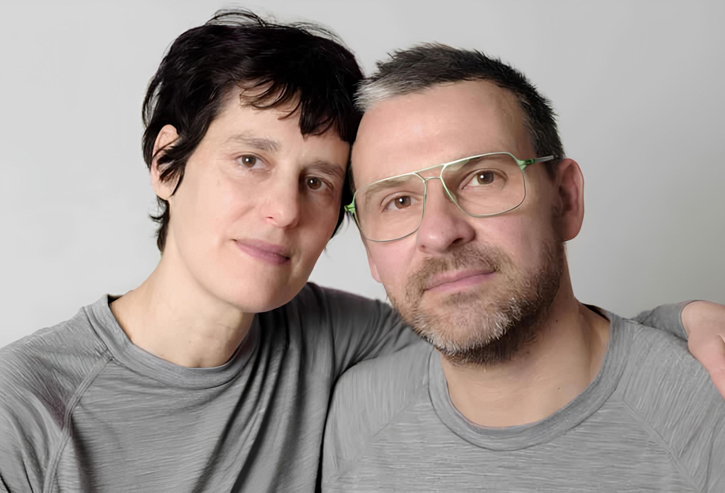 deufertplischke Mann und Frau lehnen mit den Köpfen aneinander.