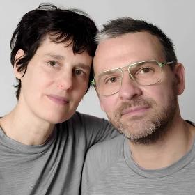 deufertplischke (c) deufert&plischke Mann und Frau lehnen mit den Köpfen aneinander.