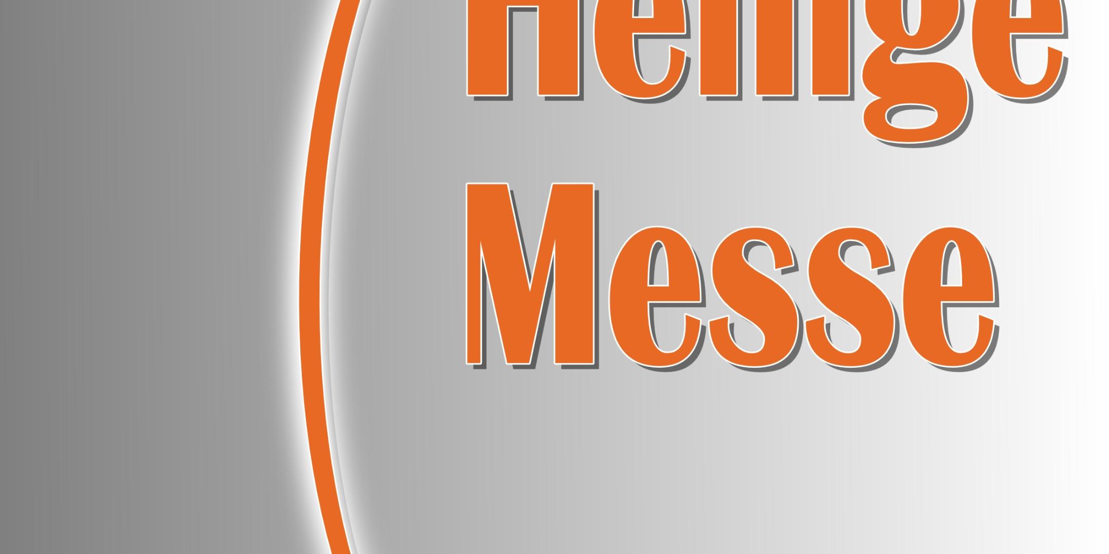 Quadrat in Grautönen mit Logo und einem senkrecht stehenden Bogen, daneben Worte, diese drei in der Farbe orange; Worte 'Heilige Messe'