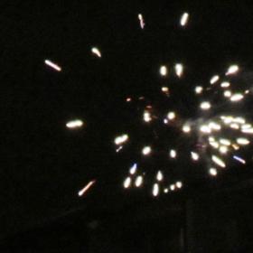 Symbole-Silvester (c) B. Hellmanns Mitten durch die Nacht steigen Silvesterraketen entzündet auf.