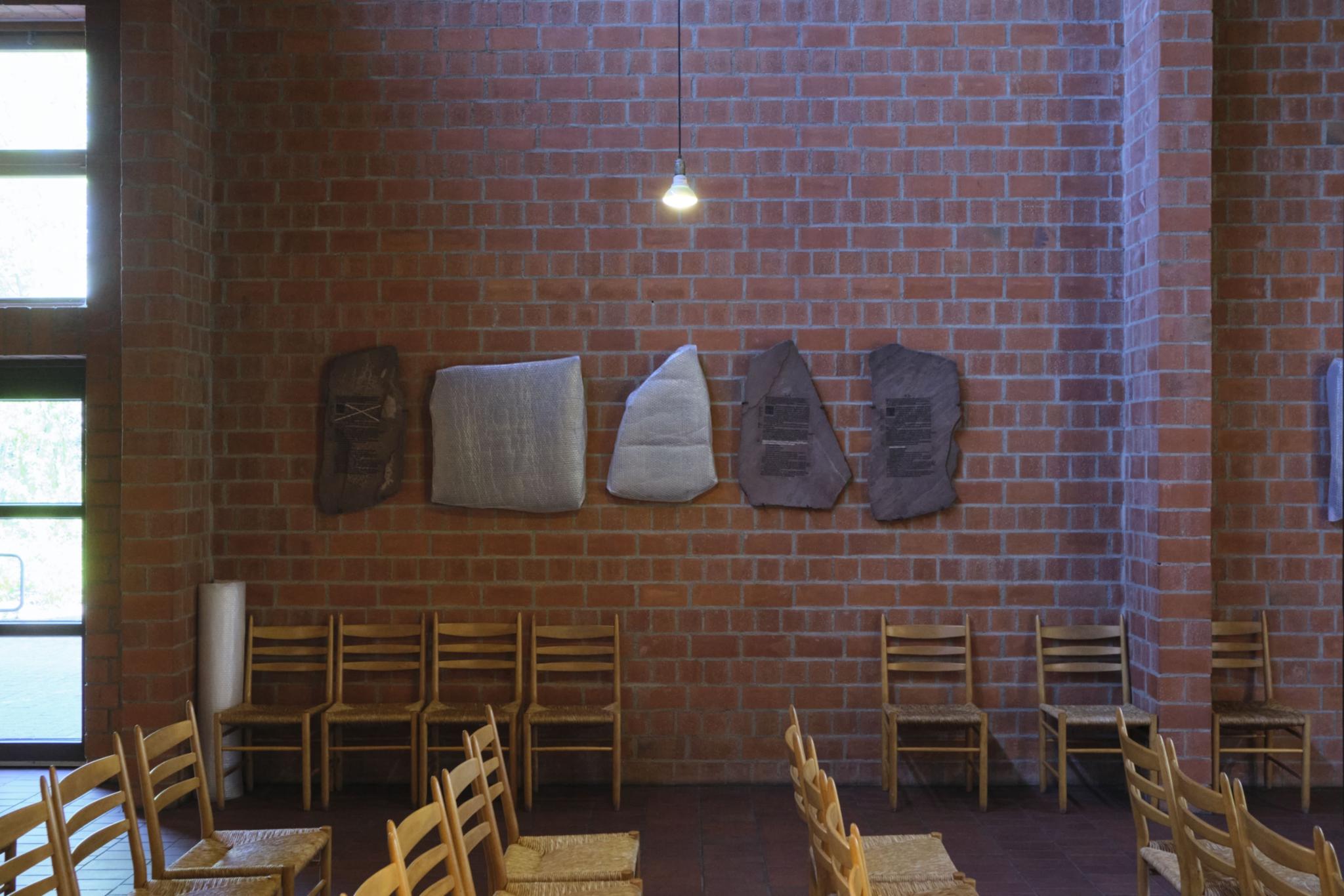Verhüllung zweier Kunstwerke in der Kirche Pax Christi