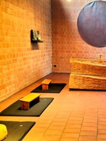 Kniestühle auf Matten stehen in der Kapelle der Kirche