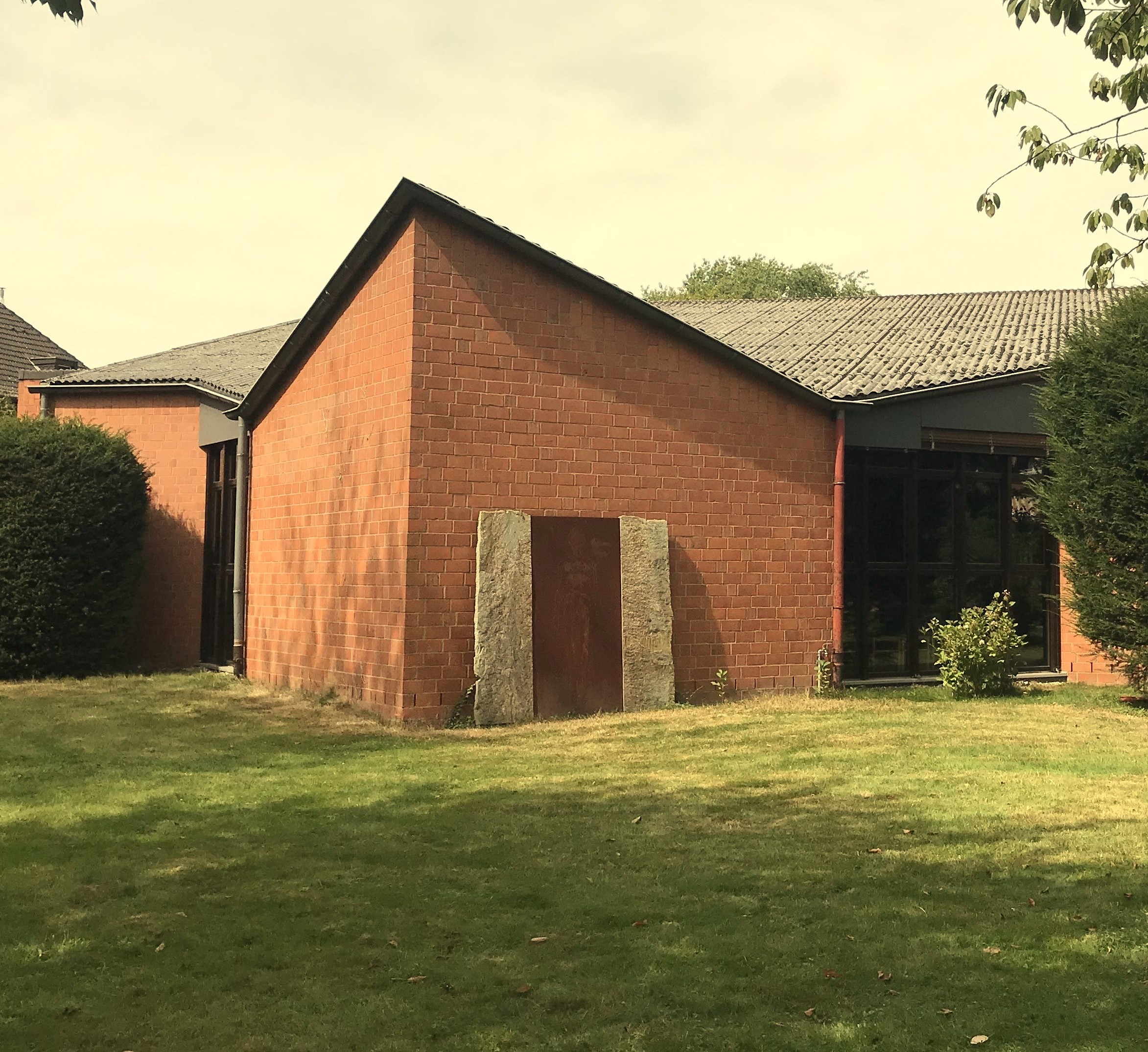 Gartenansicht_Pax: moderne Kirche, Backsteinbau