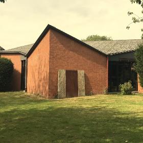 Pax_Christi-Gartenansicht (c) Sebastian Blasius Gartenansicht_Pax: moderne Kirche, Backsteinbau